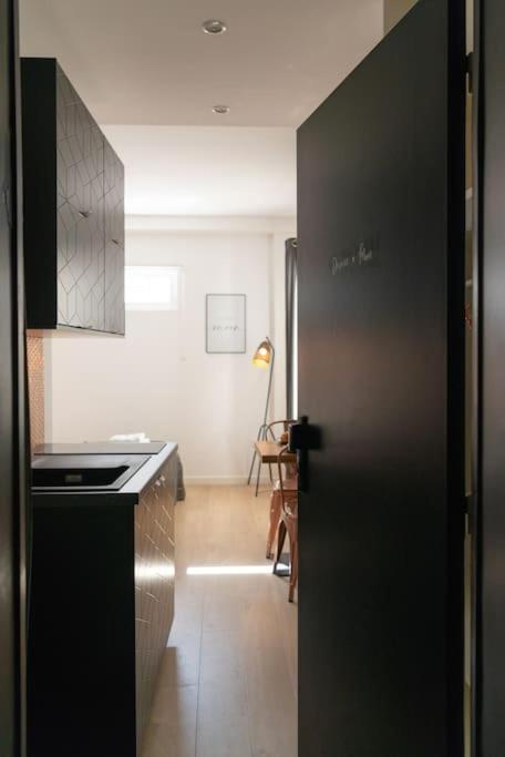 Stunning Near Canal St Martin - Divine Moon Appartement Parijs